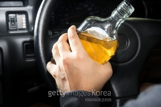 사진1= 인기스타를 비롯한 연예인들의 음주운전 사고가 빈번히 일어나면서 엄격한 제재와 함께 특단의 대책이 필요하다는 주장이 힘을 얻고 있다. 사진은 음주운전 관련 이미지. <출처=게티이미지>