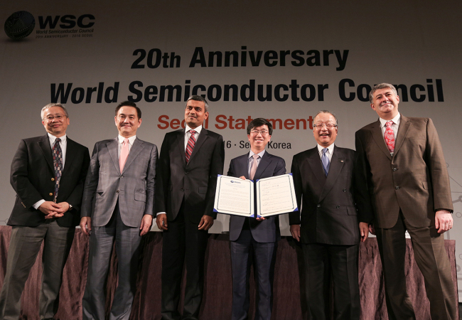 SK hynix CEO Park Sung-wook (third from right) and other members of the World Semiconductor Council pose after signing the Seoul Declaration to promote the global chip industry's growth. KSIA
