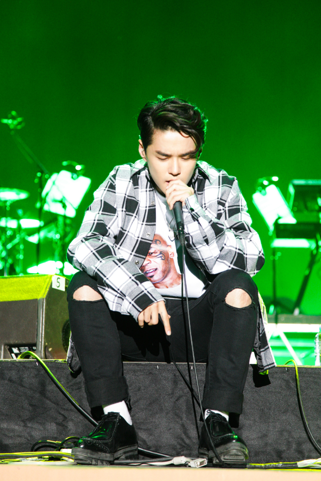 Korean R&B-hip-hop singer-songwriter Dean performs during the Seoul Jazz Festival at the Olympic Park on Saturday afternoon. (Private Curve)