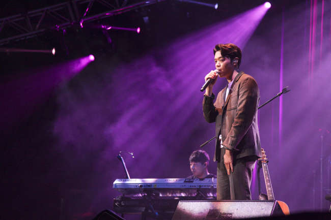 Korean acoustic singer-songwriter Eddy Kim performs during the Seoul Jazz Festival at the Olympic Park on Saturday afternoon. (Private Curve)