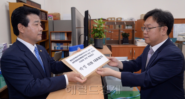 　더불어민주당 박정(왼쪽) 의원이 30일 오전 서울 여의도 국회 의안과에서 20대 국회 1호 법안(통일경제파주특별자치시의 설치 및 파주평화경제특별구역 조성ㆍ운영과 지원에 관한 특별법안)을 제출하고 있다./ 안훈 기자 rosedale@heraldcorp.com 2016.05