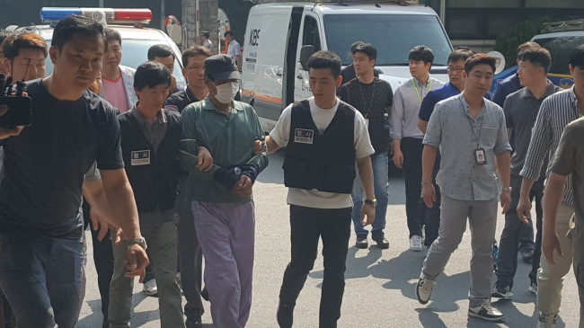 29일 발생한 수락산 살인사건 피의자 김 씨가 30일 오전 9시께 재조사에 응하기 위해 서울 노원경찰서로 출석하고 있다. 김 씨는 취재진의 이어진 질문에 묵묵부답으로 일관했다.