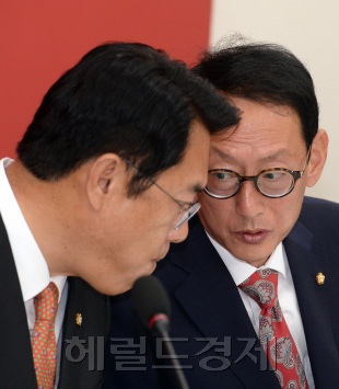 새누리당 정진석(왼쪽) 원내대표가 30일 오전 서울 여의도 국회에서 열린 원내대표단회의에서 김도읍 원내수석부대표와 이야기를 나누고 있다./ 안훈 기자 rosedale@heraldcorp.com