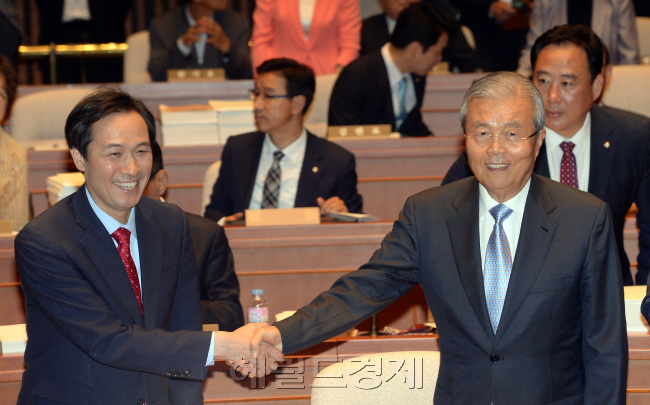 30일 오전 여의도 국회에서 열린 더불어민주당 의원총회에서 김종인(오른쪽) 비대위 대표가 우상호 원내대표와 악수를 하고 있다./ 안훈 기자 rosedale@heraldcorp.com 2016.05.30