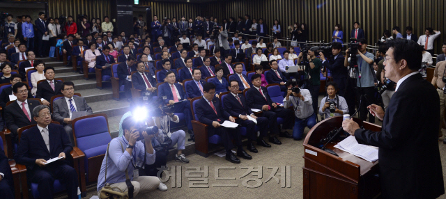 제20대 국회 개원일인 30일 오전 서울 여의도 국회에서 열린 새누리당 의원총회에서 정진석 원내대표가 모두발언을 하고 있다. 박해묵 기자/mook@heraldcorp.com