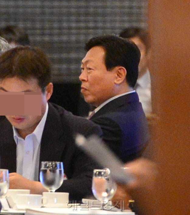 30일 오전 서울 중구 소공동 롯데호텔에서 열린 호텔롯데 기업공개(IPO)설명회에 신동빈 롯데그룹 회장이 참석하여 자리에 앉아 있다.
이상섭 기자/babtong@heraldcorp.com