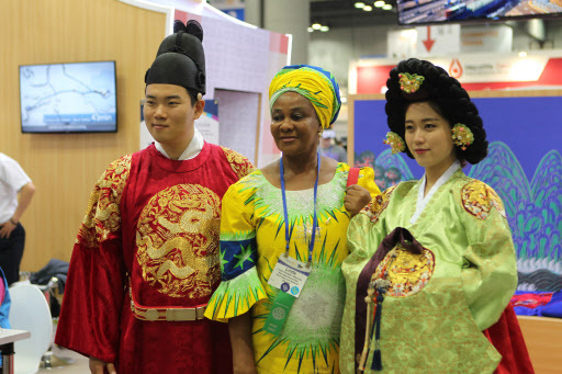 Participants of the International Rotary Convention dress up in traditional Korean costumes on Saturday at the Korea International Exhibition & Convention Center in Goyang, Gyeonggi Province. (Yonhap)