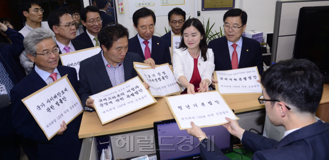 제20대 국회가 개원한 30일 오후 새누리당 의원들이 첫 법안으로 청년기본법을 포함한 9개 법안을 제출하고 있다. 박해묵 기자/mook@heraldcorp.com