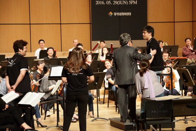 Maestro Riccardo Muti mentors members of the Gyeonggi Philharmonic Orchestra on May 25 at the Gyeonggi Arts Center in Suwon. (Gyeonggi Arts Center)