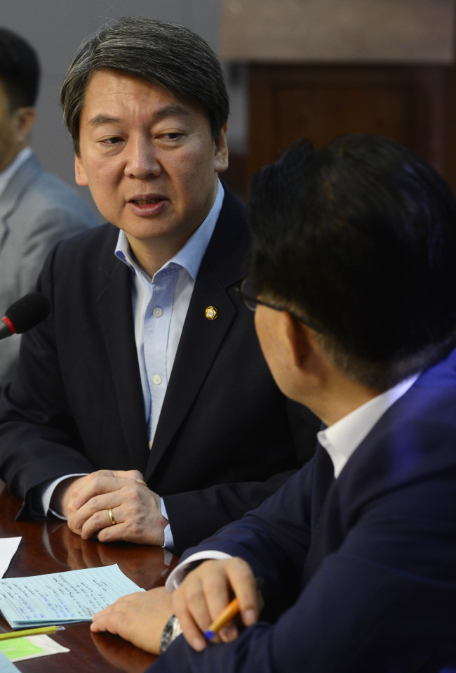 안철수 국민의당 공동대표와 박지원 원내대표가 31일 오전 서울 여의도 국회에서 열린 국민의당 8차 정책역량강화 워크숍에서 이야기를 나누고 있다. 박해묵 기자/mook@heraldcorp.com