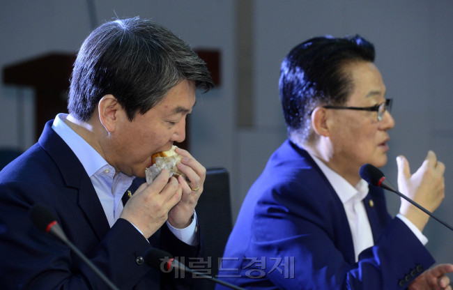 　안철수 국민의당 공동대표(왼쪽)가 31일 오전 서울 여의도 국회에서 열린 국민의당 8차 정책역량강화 워크숍에서 아침식사로 샌드위치를 먹고 있다. 국민의당은 이날부터 사흘간 아침마다 ‘경제 특별과외’를 받는다. 박해묵 기자/mook@heraldcorp.com