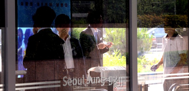 31일 직장인들이 출근길에 서울 중구 을지로 입구에 마련된 흡연부스에서 담배를 피우고 있다. 박현구 기자/phko@heraldcorp.com