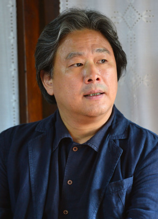 [사진= 영화 ‘아가씨’ 개봉을 앞두고 박찬욱 감독을 서울 종로구 삼청동의 한 카페에서 만났다. 그는 “자기 본연의 욕망을 찾는 것은 아름다운 일이다”라는 말로 영화의 메시지를 전했다. 윤병찬 기자/yoon4698@heraldcorp.com]
