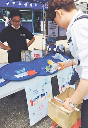 대학 축제가 ‘청결’에 앞장서고 있다. 건국대학교는 축제 마지막 날 별도의 행사 없이 교내 청소근로자들과 함께 학생들이 학생들이 청소하는 시간을 가졌다. 한양대학교는 학생들이 스스로 청소하는 ‘클린캠퍼스 YOURSELF’와 정리 정돈된 주점을 뽑아 상금을 주는 ‘좋은 주점 콘테스트’ 행사를 벌였다