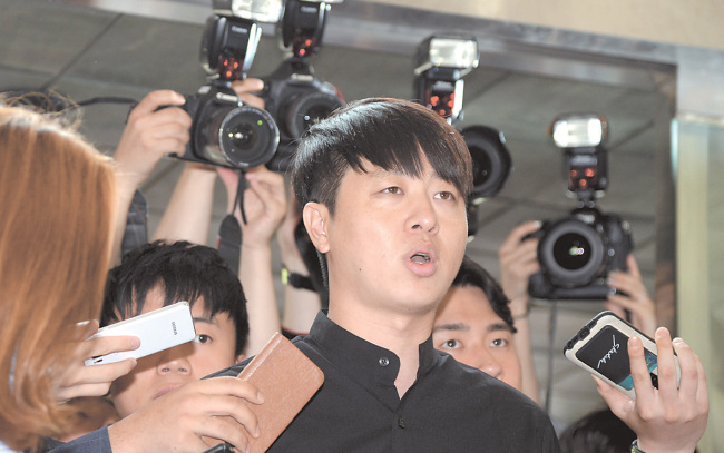 ‘성폭행 미수’ 혐의로 불구속 입건된 개그
맨 유상무(36) 씨가 사건 발생 13일 만에
서울 강남경찰서에 출석하고 있다. 유 씨는
31일 오전 10시 피의자 신분으로 출석해
“심려를 끼쳐드려 죄송하다”며 “사건에
대한 모든 것들은 정말 진실되게 경찰조사
에서 모두 명백하게 밝히겠다”고 했다. 유
씨는 혐의를 인정하느냐, 피해자가 여자친
구가 맞느냐 등의 취재진 질문에는 답하지
않았다.
박현구 기자/phko@heraldcorp.com
