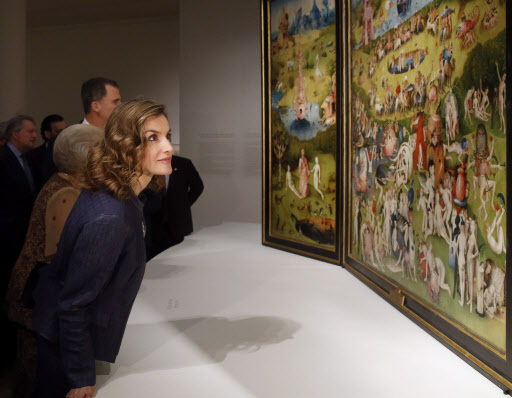 Spanish Queen Letizia looks at a painting at the opening of an exhibition marking the 500th anniversary of the death of the Dutch artist Hieronymus Bosch at El Prado Museum in Madrid, Spain, Monday. (EPA-Yonhap)