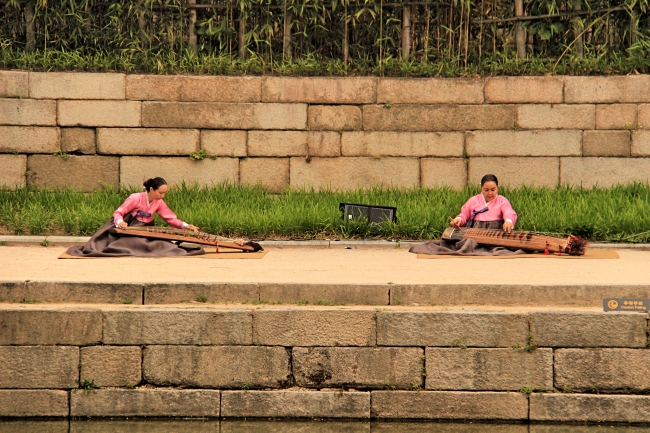 Korean traditional arts performers at Changdeokgung Palace’s “A Walk with Hamlet and Jeongjo” tour on May 29   (Julie Jackson/The Korea Herald)