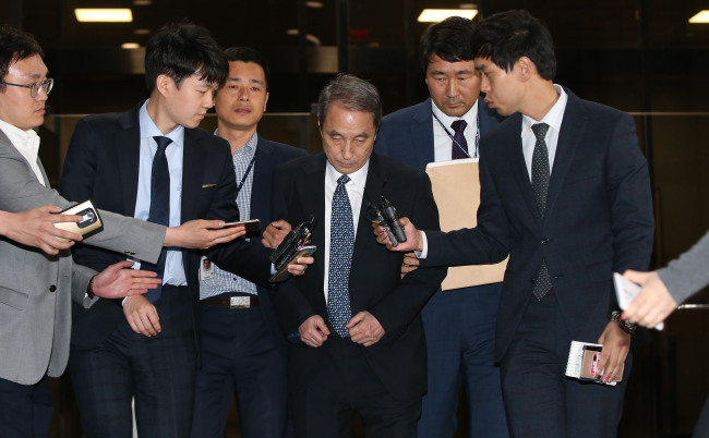 Third from left, former CEO of Oxy Korea Shin Hyun-woo (Yonhap)