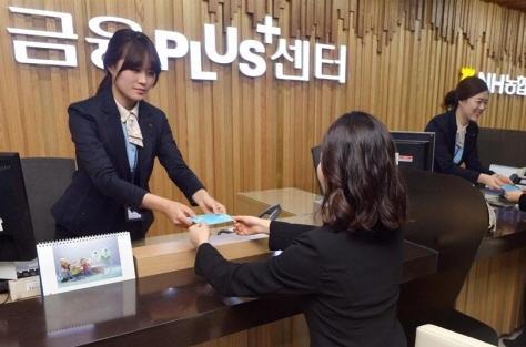 은행 점포의 방문객이 줄어들고 활용성이 떨어지면서 비용 대비 수익률이 높은  복합점포는 늘어나고 있다.
