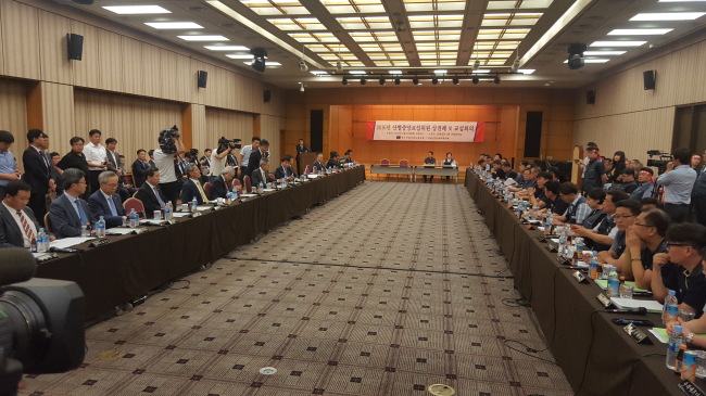금융산업사용자협의회와 전국금융산업노동조합이 2일 성과연봉제 도입을 놓고 2차 산별교섭에 나선다. 사진은 지난달 23일 1차 교섭 당시 모습.