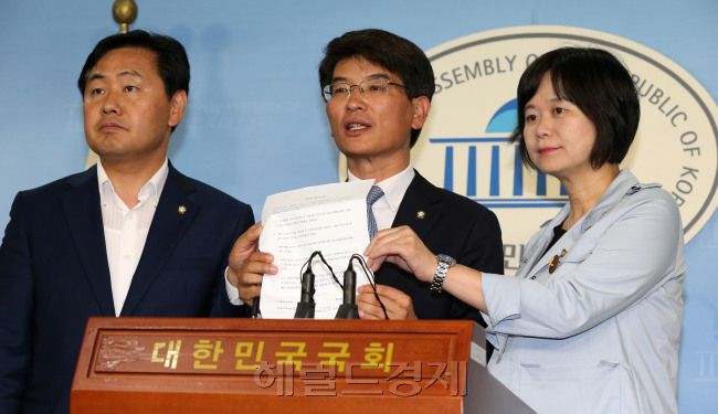지난 31일 서울 여의도 국회 정론관에서 박완주 더불어민주당 원내수석부대표, 김관영 국민의당 원내수석부대표, 이정미 정의당 원내수석부대표가 기자회견을 하고 있다.  박해묵 기자/mook@