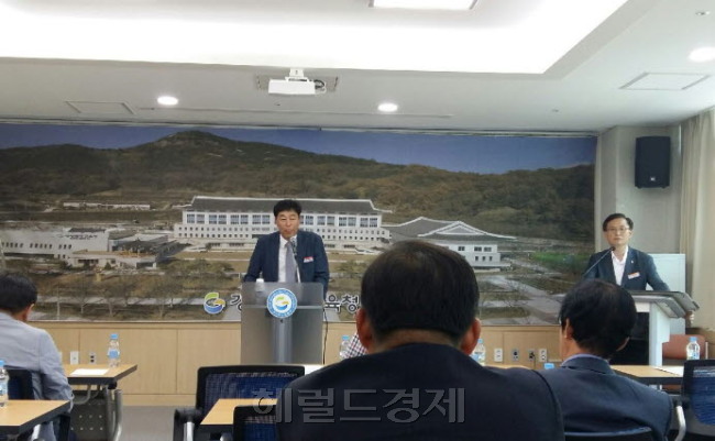 정재원 경북도교육청 감사관이 지난달 31일 본관 4층 기자실에서 출입기자들을 대상으로 정책설명회를 열고 있다.[사진=김병진 기자]