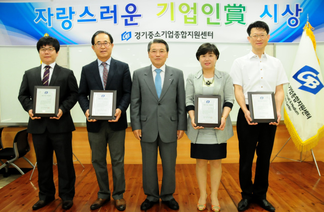 '자랑스러운 기업인賞’ 시상식에서 (왼쪽부터) OP(OBEY&PRAISE) 김성재 대표,  ㈜대호레더 이승석 대표, 윤종일 경기중기센터 대표이사, ㈜오리엔탈드림 이미애 대표, ㈜큐아이티 배정한 대표
'자랑스러운 기업인賞’ 시상식에서 (왼쪽부터) OP(OBEY&PRAISE) 김성재 대표,  ㈜대호레더 이승석 대표, 윤종일 경기중기센터 대표이사, ㈜오리엔탈드림 이미애 대표, ㈜큐아이티 배정한 대표