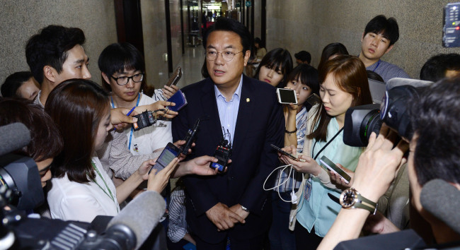 정진석 새누리당 원내대표가 1일 오전 서울 여의도 국회에서 취재진의 질문에 답하고 있다. 박해묵 기자/mook@heraldcorp.com
정진석 새누리당 원내대표가 1일 오전 서울 여의도 국회에서 취재진의 질문에 답하고 있다. 박해묵 기자/mook@heraldcorp.com