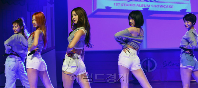 [?ㅻ윺?쒓꼍???ㅻ퀝李ш린??1???ㅼ쟾 媛뺣궓援??쇱? ?꾪듃??먯꽌 EXID ?뺢퇋?⑤쾾 ?쇱??댁뒪媛 ?대졇??<br /><br />EXID??泥??뺢퇋 ?⑤쾾 'Street'??諛붾굹?섏뺄爾먯쓽 ????꾨줈????좎궗?숉샇??씠? 硫ㅻ쾭 LE媛 ?꾨줈??깊븳 ?⑤쾾?쇰줈 ??댄?怨?'L.I.E(?섎씪??'瑜?鍮꾨’??珥?13怨≪씠 ?섎줉?섏뿀?쇰ŉ ??댄?怨?'L.I.E(?섎씪??'???대퀎 ???⑥옄??嫄곗쭞留먮줈 ?명빐 ?앷린??媛먯젙 蹂?붿뿉 ?곕Ⅸ 怨?吏꾪뻾???몄긽?곸씠硫? ?뚯븻鍮? ?숉빀, ?묓겕媛 ?욎뿬 ?뚯븙?쇰줈 ?쒗쁽?섎뒗 媛먯젙 蹂?붾? 洹밸????덈떎.<br /><br />yoon4698@heraldcorp.com
[?ㅻ윺?쒓꼍???ㅻ퀝李ш린??1???ㅼ쟾 媛뺣궓援??쇱? ?꾪듃??먯꽌 EXID ?뺢퇋?⑤쾾 ?쇱??댁뒪媛 ?대졇??
EXID??泥??뺢퇋 ?⑤쾾 'Street'??諛붾굹?섏뺄爾먯쓽 ????꾨줈????좎궗?숉샇??씠? 硫ㅻ쾭 LE媛 ?꾨줈??깊븳 ?⑤쾾?쇰줈 ??댄?怨?'L.I.E(?섎씪??'瑜?鍮꾨’??珥?13怨≪씠 ?섎줉?섏뿀?쇰ŉ ??댄?怨?'L.I.E(?섎씪??'???대퀎 ???⑥옄??嫄곗쭞留먮줈 ?명빐 ?앷린??媛먯젙 蹂?붿뿉 ?곕Ⅸ 怨?吏꾪뻾???몄긽?곸씠硫? ?뚯븻鍮? ?숉빀, ?묓겕媛 ?욎뿬 ?뚯븙?쇰줈 ?쒗쁽?섎뒗 媛먯젙 蹂?붾? 洹밸????덈떎.
yoon4698@heraldcorp.com