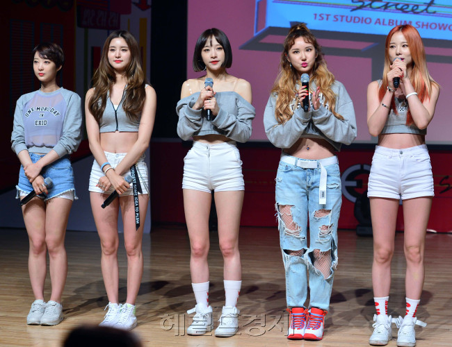[?ㅻ윺?쒓꼍???ㅻ퀝李ш린??1???ㅼ쟾 媛뺣궓援??쇱? ?꾪듃??먯꽌 EXID ?뺢퇋?⑤쾾 ?쇱??댁뒪媛 ?대졇??<br /><br />EXID??泥??뺢퇋 ?⑤쾾 'Street'??諛붾굹?섏뺄爾먯쓽 ????꾨줈????좎궗?숉샇??씠? 硫ㅻ쾭 LE媛 ?꾨줈??깊븳 ?⑤쾾?쇰줈 ??댄?怨?'L.I.E(?섎씪??'瑜?鍮꾨’??珥?13怨≪씠 ?섎줉?섏뿀?쇰ŉ ??댄?怨?'L.I.E(?섎씪??'???대퀎 ???⑥옄??嫄곗쭞留먮줈 ?명빐 ?앷린??媛먯젙 蹂?붿뿉 ?곕Ⅸ 怨?吏꾪뻾???몄긽?곸씠硫? ?뚯븻鍮? ?숉빀, ?묓겕媛 ?욎뿬 ?뚯븙?쇰줈 ?쒗쁽?섎뒗 媛먯젙 蹂?붾? 洹밸????덈떎.<br /><br />yoon4698@heraldcorp.com
[?ㅻ윺?쒓꼍???ㅻ퀝李ш린??1???ㅼ쟾 媛뺣궓援??쇱? ?꾪듃??먯꽌 EXID ?뺢퇋?⑤쾾 ?쇱??댁뒪媛 ?대졇??
EXID??泥??뺢퇋 ?⑤쾾 'Street'??諛붾굹?섏뺄爾먯쓽 ????꾨줈????좎궗?숉샇??씠? 硫ㅻ쾭 LE媛 ?꾨줈??깊븳 ?⑤쾾?쇰줈 ??댄?怨?'L.I.E(?섎씪??'瑜?鍮꾨’??珥?13怨≪씠 ?섎줉?섏뿀?쇰ŉ ??댄?怨?'L.I.E(?섎씪??'???대퀎 ???⑥옄??嫄곗쭞留먮줈 ?명빐 ?앷린??媛먯젙 蹂?붿뿉 ?곕Ⅸ 怨?吏꾪뻾???몄긽?곸씠硫? ?뚯븻鍮? ?숉빀, ?묓겕媛 ?욎뿬 ?뚯븙?쇰줈 ?쒗쁽?섎뒗 媛먯젙 蹂?붾? 洹밸????덈떎.
yoon4698@heraldcorp.com