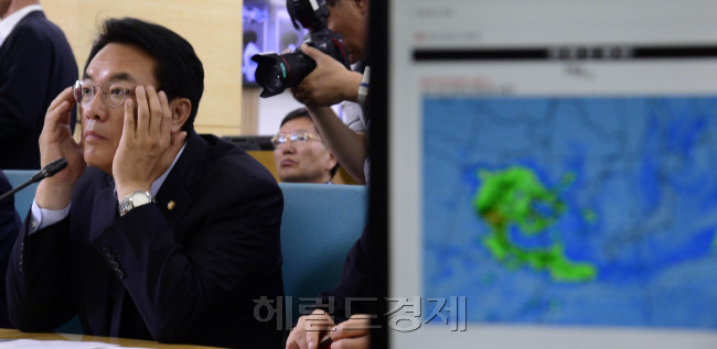 정진석 새누리당 원내대표가 1일 오후 서울 동작구 기상청 종합상황실을 찾아 미세먼지 관련 보고를 받고 있다. 박해묵 기자/mook@heraldcorp.com