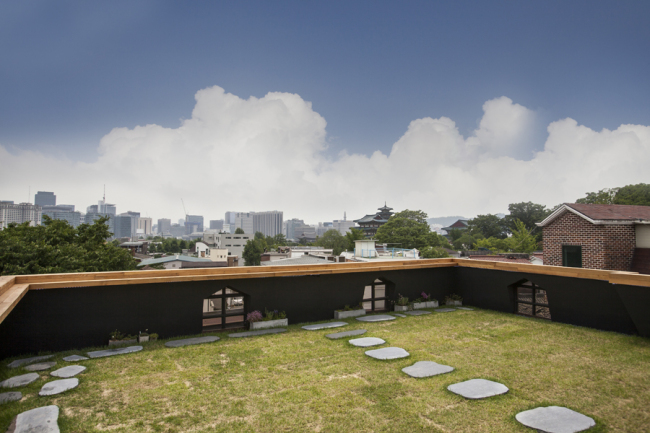 A view of the rooftop garden at A House Bed & Breakfast’s rooftop garden in Samcheong-dong, Seoul, in 2014. (A House Guest House)