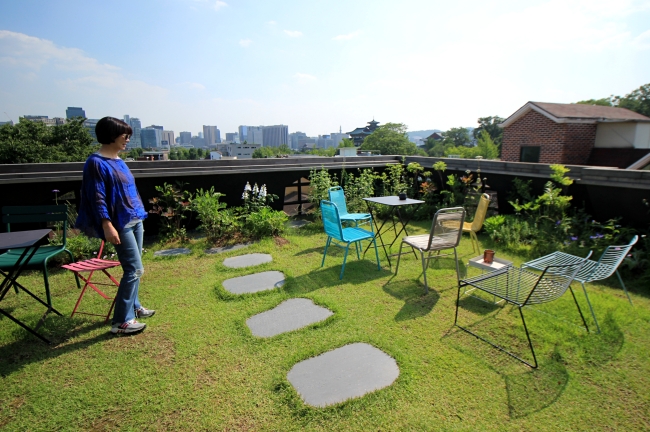 A present-day view of A House Bed & Breakfast’s rooftop garden in Samcheong-dong, Seoul. (Julie Jackson/The Korea Herald)