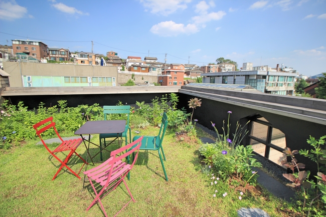 A present-day view of A House Bed & Breakfast’s rooftop garden in Samcheong-dong, Seoul. (Julie Jackson/The Korea Herald)