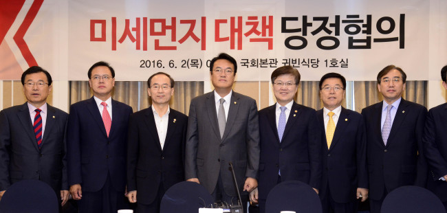 정진석 새누리당 원내대표가 2일 오전 서울 여의도 국회 귀빈식당에서 열린 미세먼지 대책 당정협의에서 발언을 하고 있다. 박해묵 기자/mook@heraldcorp.com
정진석 새누리당 원내대표가 2일 오전 서울 여의도 국회 귀빈식당에서 열린 미세먼지 대책 당정협의에서 발언을 하고 있다. 박해묵 기자/mook@heraldcorp.com