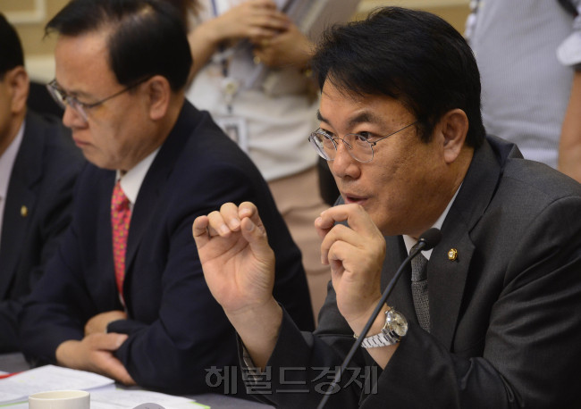 정진석 새누리당 원내대표가 2일 오전 서울 여의도 국회 귀빈식당에서 열린 미세먼지 대책 당정협의에서 발언을 하고 있다. 박해묵 기자/mook@heraldcorp.com