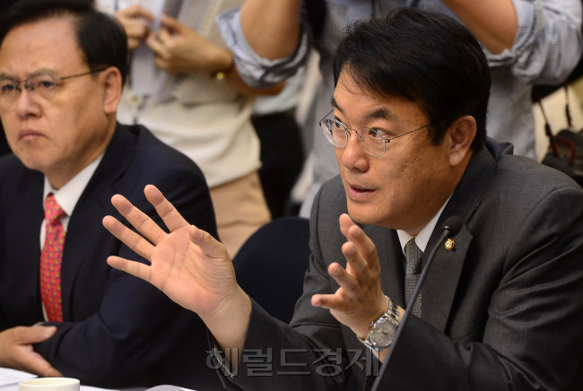 정진석 새누리당 원내대표가 2일 오전 서울 여의도 국회 귀빈식당에서 열린 미세먼지 대책 당정협의에서 발언을 하고 있다. 박해묵 기자/mook@heraldcorp.com