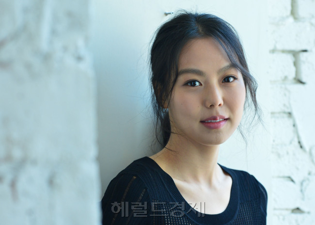 박찬욱 감독의 신작 ‘아가씨’에 출연한 배우 김민희를 최근 서울 삼청동의 한 카페에서 만났다. 그는 “연기하면서 캐릭터에 의외성을 덧붙이는 것이 재밌다”라고 말했다. 윤병찬 기자/yoon4698@heraldcorp.com