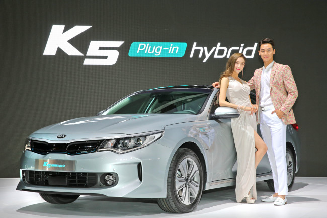 기아차가 2016부산모터쇼에서 공개한 ‘K5 PHEV’(왼쪽) 와 르노삼성의 신형 SUV ‘QM6’. [사진제공=기아차, 르노삼성]