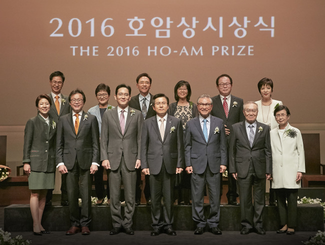 수상식 직후 과학상 수상자인 김명식 박사 부부(앞줄 왼쪽부터), 이재용 삼성전자 부회장, 황교안 국무총리, 손병두 호암재단 이사장, 예술상 황동규 시인 부부, 사회봉사상을 받은 김현수, 조순실 공동대표(뒷줄 왼쪽부터) 의학상 래리 곽 박사 부부, 공학상 오준호 박사 부부 등이 기념 촬영을 했다. [사진제공=호암재단]
