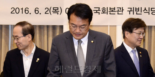 윤성규 환경부 장관, 정진석 새누리당 원내대표, 최양희 미래창조과학부 장관(왼쪽부터)이 2일 오전 서울 여의도 국회 귀빈식당에서 열린 미세먼지 대책 당정협의에서 포토세션을 마친 뒤 자리에 앉고 있다. 당정은 이날 한중 미세먼지 자료 공유, 오염원 저감사업 확대 등의 대책을 내놨다.  박해묵 기자/mook@heraldcorp.com