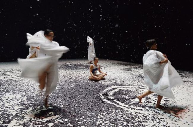 Korean dancers perform “Mind-Goblin” at Rencontres Choregraphiques Internationales de Seine-Saint-Denis, a festival of contemporary dance. (2015-16 Korea-France Year)