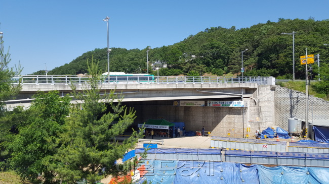 붕괴 위험 때문에 현장 감식이 미뤄진 2일 오전 남양주 가스폭발 사고 현장, 정작 사고 현장 위 교량은 통제 없이 차량이 통행하고 있다. 유오상 기자/osyoo@heraldcorp.com