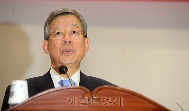 2일 오후 서울 여의도 국회 의원회관에서 열린 새누리당 전국위원회에서 선출된 김희옥 혁신비상대책위원장이 인사말을 하고 있다. 박해묵 기자/mook@heraldcorp.com