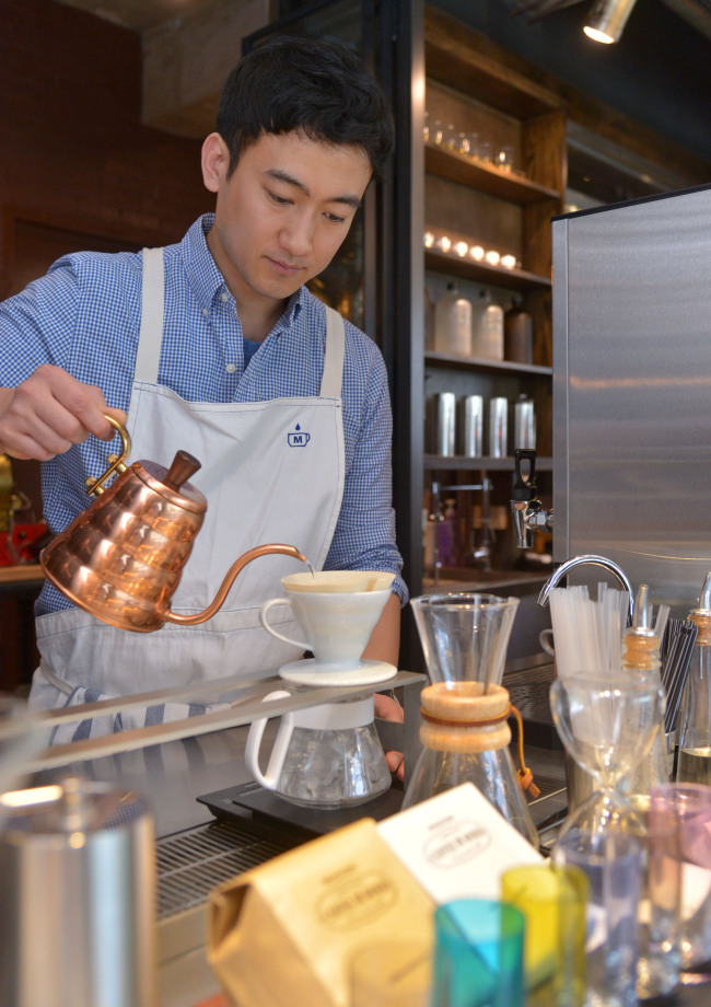 Head roaster and CEO Moon Jong-chul focuses on pour-over coffee, cold-brewed coffee and espresso-based drinks at his new roaster-cafe. (Lee Sang-sub/The Korea Herald)