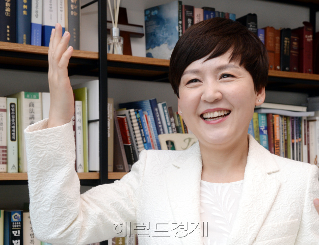이은경 한국여성변호사회 회장은 사회적으로 상대적인 약자를 돕는 것을 사명으로 생각하는 이다. 그는 “소외된 사람들을 돌보는 게 평생 숙제”라고 했다. 요즘 우리 사회에서 여성 대상의 범죄가 극성을 부리고 있는 시점, 그의 생각과 철학은 뭘까. 사진=박현구 기자/phko@heraldcorp.com