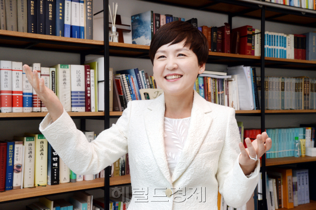 이은경 한국여성변호사회 회장은 사회적으로 상대적인 약자를 돕는 것을 사명으로 생각하는 이다. 그는 “소외된 사람들을 돌보는 게 평생 숙제”라고 했다. 요즘 우리 사회에서 여성 대상의 범죄가 극성을 부리고 있는 시점, 그의 생각과 철학은 뭘까. 사진=박현구 기자/phko@heraldcorp.com