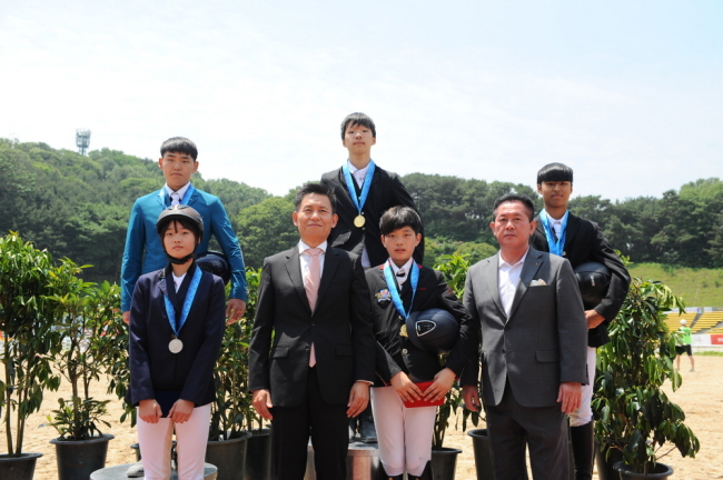 지난 29일 렛츠런파크 서울에서 열린 제45회 전국소년체육대회 승마대회 시상식.[사진=렛츠런파크]