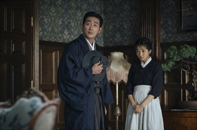 Ha Jung-woo (left) and Kim Tae-ri star in “The Handmaiden.” (CJ E&M)
