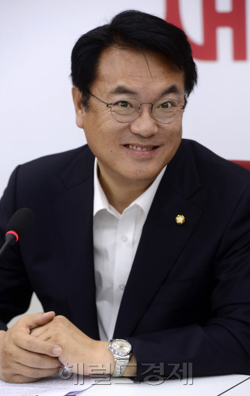 정진석 새누리당 원내대표가 3일 오전 서울 여의도 국회에서 취임 한 달 기자간담회를 가지고 있다. 박해묵 기자/mook@heraldcorp.com